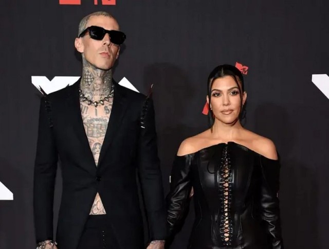 Kourtney Kardashian și Travis Barker, atingeri interzise la plajă! Vedeta și-a etalat formele voluptoase