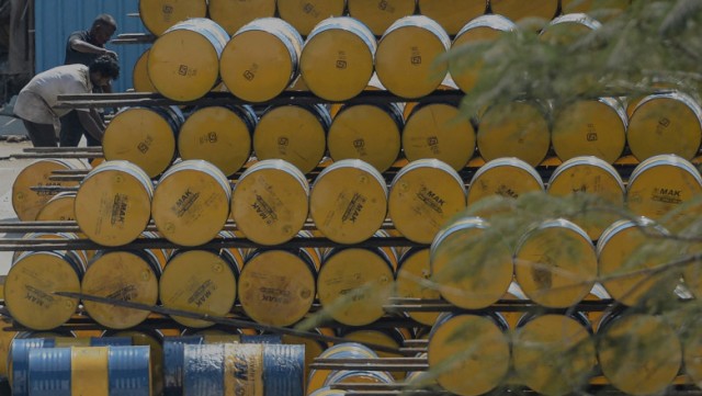 India vrea să cumpere petrol și bunuri din Rusia la preț redus