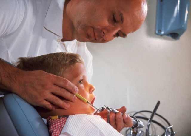 Obiceiuri vicioase care pot deforma maxilarul copiilor