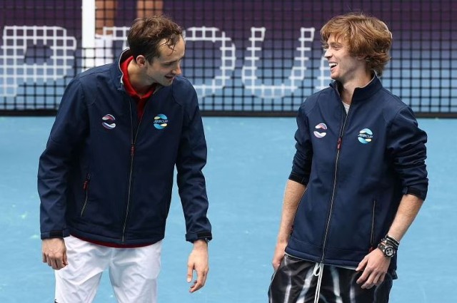 Tenis: Meciul demonstrativ dintre ruşii Daniil Medvedev şi Andrei Rublev, amânat până în 2023