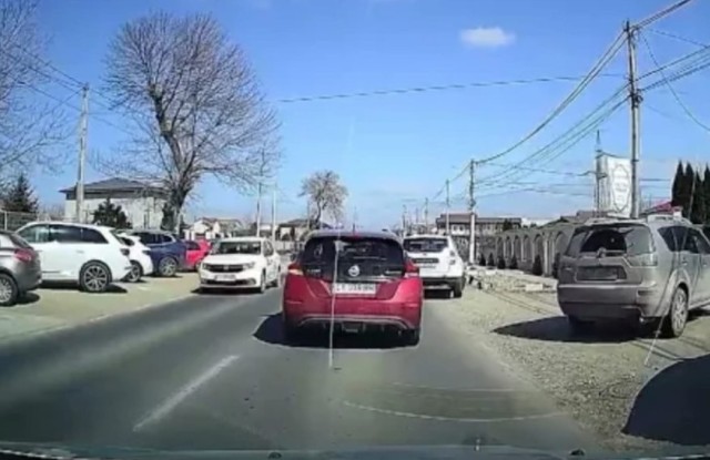 Și-a lăsat mașina în mijlocul străzii ca să stea la taclale cu un prieten! Video
