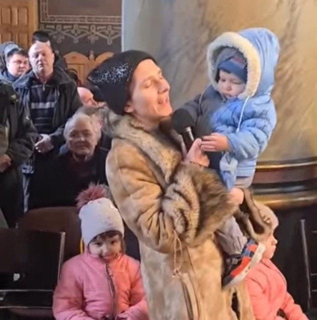 O refugiată, mamă a trei copii a stârnit un val de emoții într-o Catedrală din Tulcea