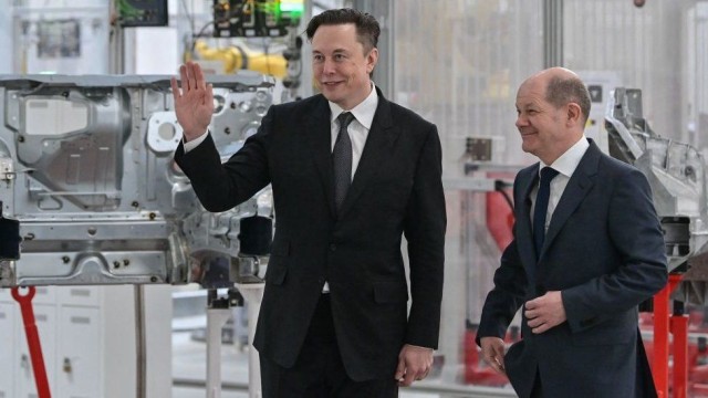 Elon Musk şi cancelarul Germaniei au inaugurat prima fabrică Tesla din Europa