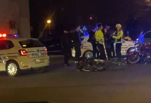 Accident teribil între un autoturism și un motociclist, pe Mircea cel Bătrân. Video