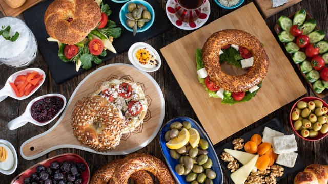 Top 10 alimente care provoacă și accentuează oboseala