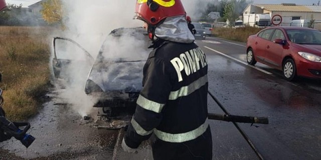Un autoturism a luat foc în localitatea Limanu