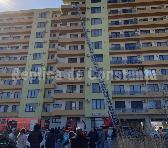 Incendiu puternic în Mamaia, la un bloc de locuințe; locatarii au fost evacuați. Video