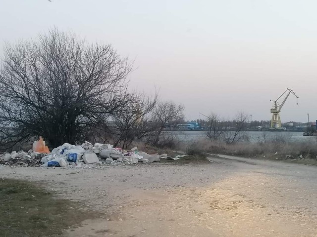 Insulița din Mangalia, plină de gunoaie!
