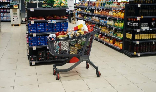 Grecia: Supermarketurile limitează achiziţiile de făină şi ulei de floarea soarelui