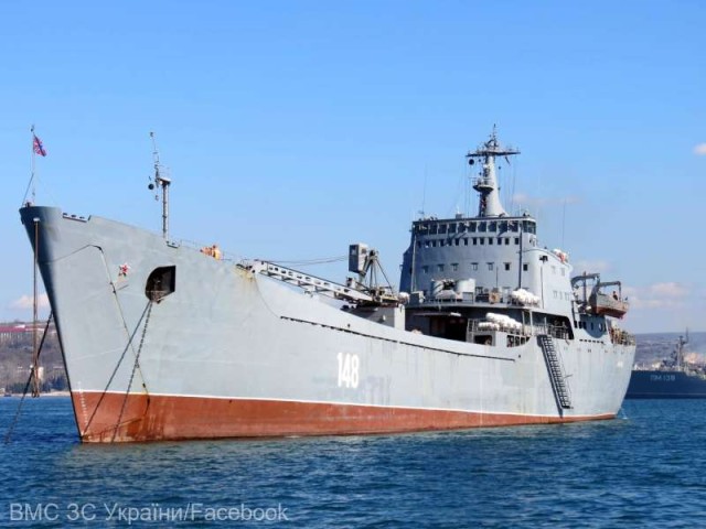 Kievul susţine că a distrus o navă rusă de transport de trupe în Marea Azov