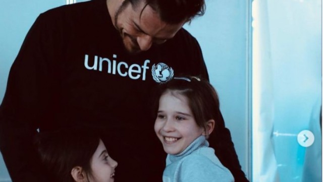 Orlando Bloom a vizitat R. Moldova pentru a se întâlni cu copiii refugiaţi din Ucraina