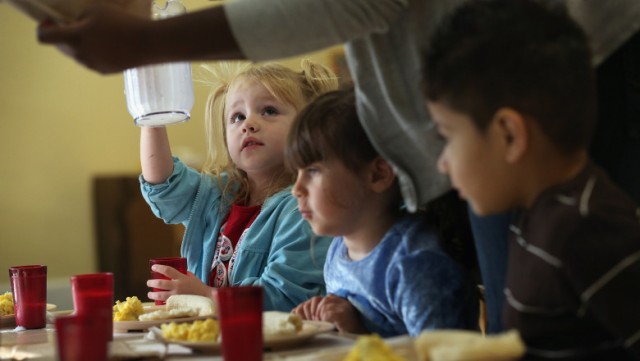 Cum calculăm cantitatea de mâncare potrivită pentru copii
