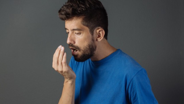 Boala ce poate fi anunțată de respirația urât mirositoare
