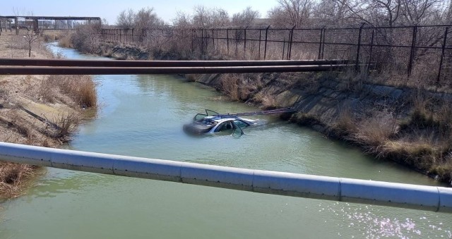 Un șofer a căzut cu mașina în canal, între Năvodari și Corbu, după ce i-a explodat cauciucul
