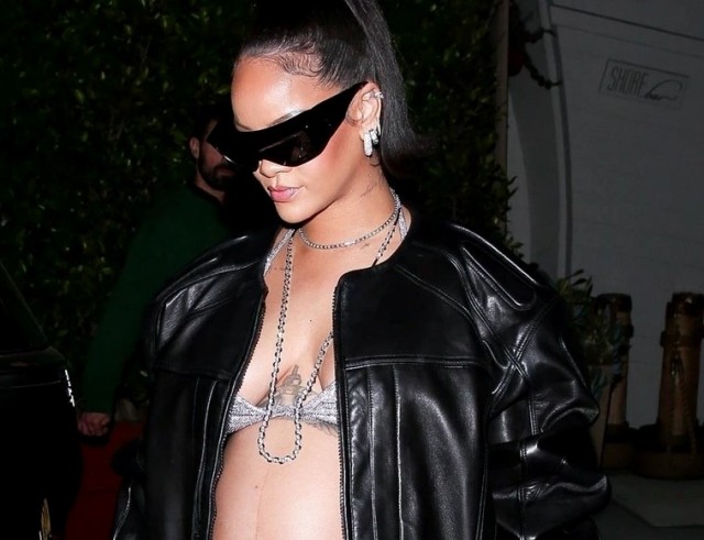 Rihanna umblă mai mult dezbrăcată de când e gravidă. Cele mai trăsnite apariții ale divei