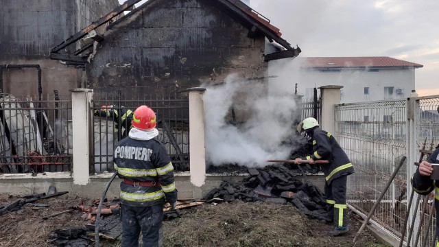 Casă mistuită de flăcări, în Techirghiol. Video