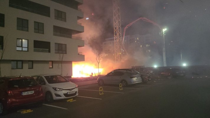 Incendiu puternic lângă un bloc de locuinţe de pe strada Ştefăniţă Vodă. Video