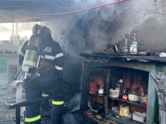 Incendiu puternic la o casă din Tulcea. Video
