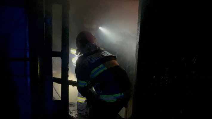 Bărbat intoxicat cu monoxid de carbon, după ce o casă a luat foc, în localitatea Mahmudia. Video