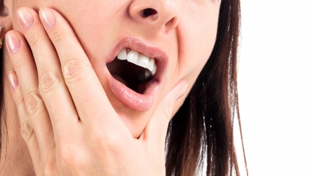 Problemele dentare pot provoca demență. Cum afectează dinții netratați sănătatea