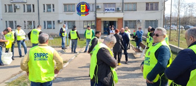 Polițiștii din Mangalia, protest la sediul Poliției, față de comandantul Dincă. Video