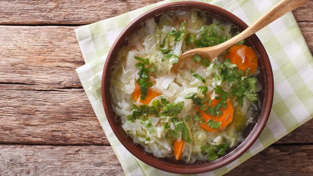 Dieta cu supă de varză topește kilogramele în doar 7 zile