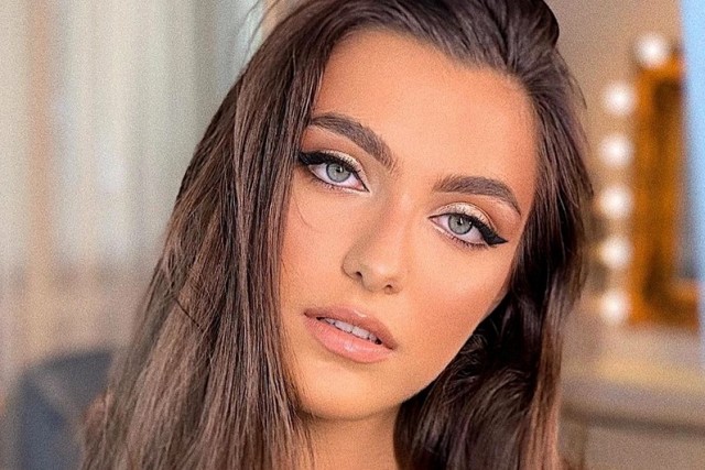 Alexia Eram, cu sânii la vedere într-un club din Dubai