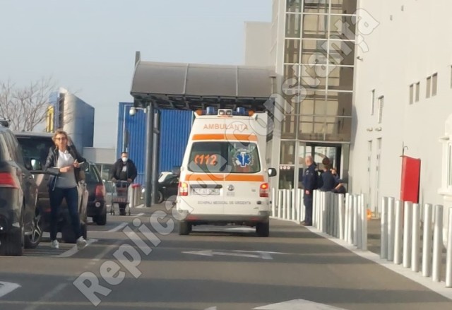 Bărbat rănit, după ce a intrat cu trotineta într-un pilon, în parcarea de la Auchan