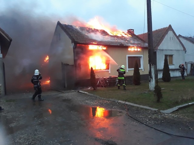 Casă cuprinsă de flăcări în Mihail Kogălniceanu