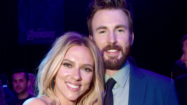 Scarlett Johansson şi Chris Evans vor juca într-un film produs de Apple şi regizat de Jason Bateman