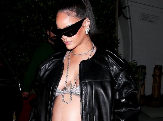 Rihanna, o nouă apariție excentrică! Vedeta însărcinată a petrecut până în zori și a făcut spectacol