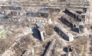 Un convoi de 45 de autobuze încearcă să evacueze oamenii din portul de la Marea Azov
