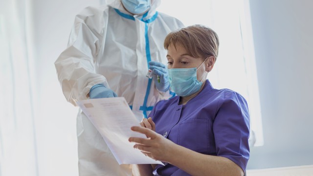 Studiu cu voluntari care s-au expus deliberat la COVID: Simptomele nu au legătură cu răspândirea virusului