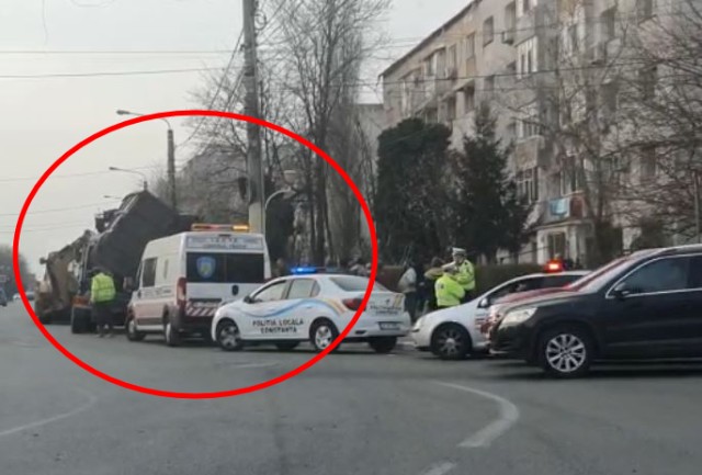 Încărcătura unui camion s-a răsturnat, pe bulevardul Aurel Vlaicu. Video