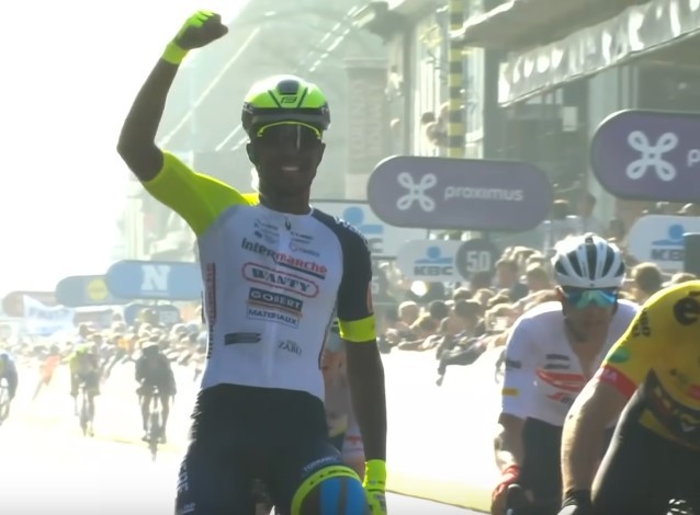 Ciclism: Eritreeanul Biniam Girmay a scris istorie, câştigând cursa Gent-Wevelgem