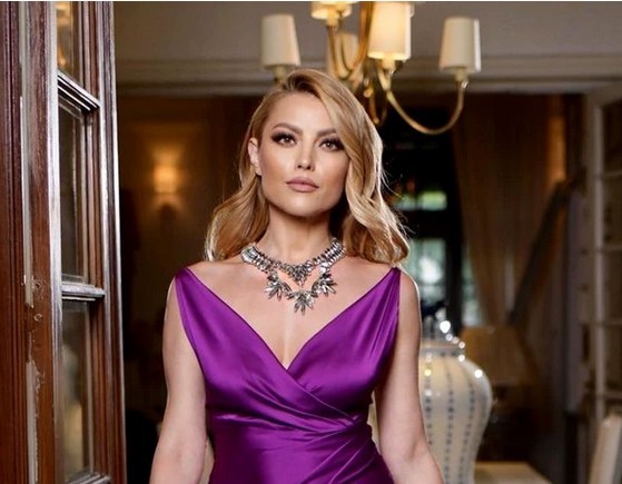 Elena Gheorghe, rochie cu o crăpătură periculoasă pe picior. Apariție super-îndrăzneață