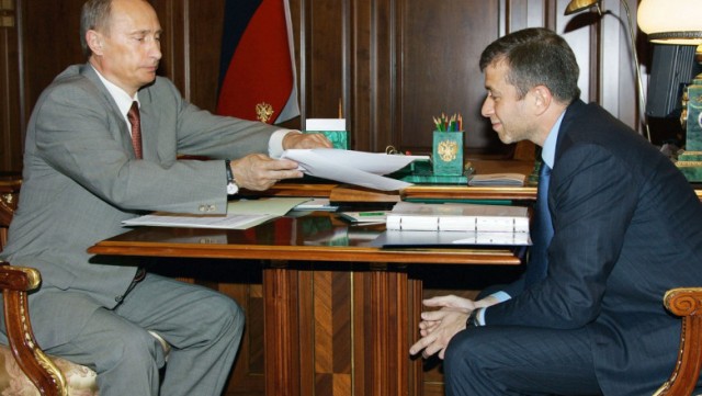 Cine e Roman Abramovici și cum a ajuns un copil orfan să fie un oligarh supranumit „portofelul lui Putin”