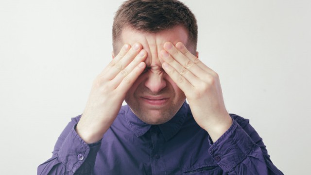 Ce boli poate ascunde o banală durere de cap. 3 semne că trebuie să mergi imediat la medic
