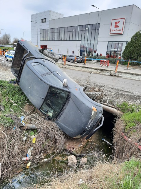 Mașină răsturnată într-o groapă de pe bulevardul Aurel Vlaicu