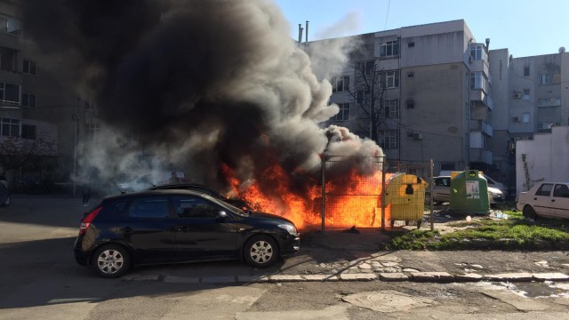 A luat foc o ghenă de gunoi de pe aleea Murelor, din Constanța