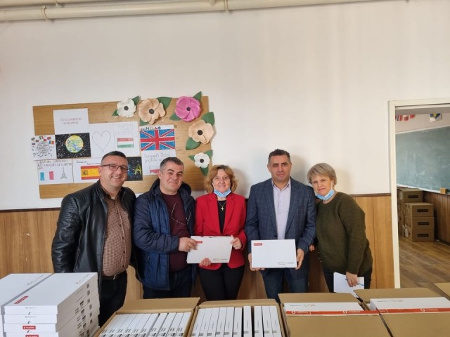 Primăria Poarta Albă a distribuit tablete elevilor din comună