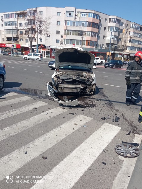 Accident rutier între două autoturisme, la intersecţia străzilor Ion Raţiu cu Tomis