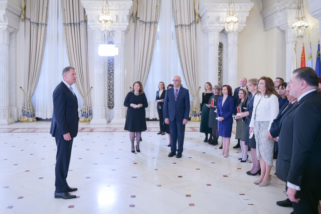 Profesor al Univeristății Ovidius din Constanța, decorat de Klaus Iohanis, în grad de Cavaler