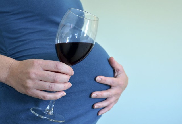Riscurile consumului de alcool în sarcină sunt exagerate, susțin specialiștii
