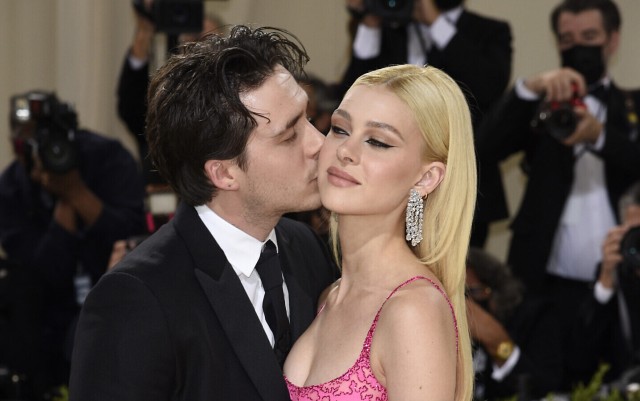 Brooklyn Beckham, fiul cel mare al lui David Beckham, s-a căsătorit cu actriţa Nicola Peltz
