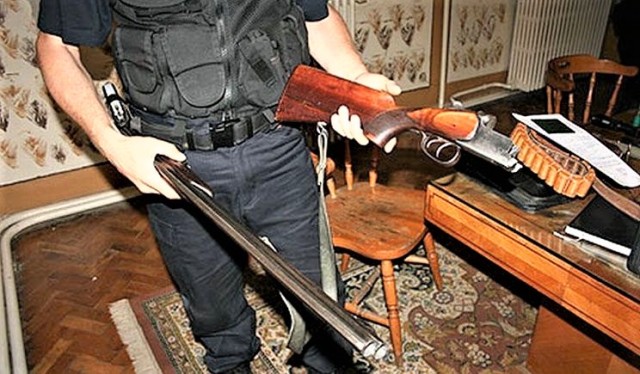 Razii ale poliției! Au fost vizați deținătorii de arme