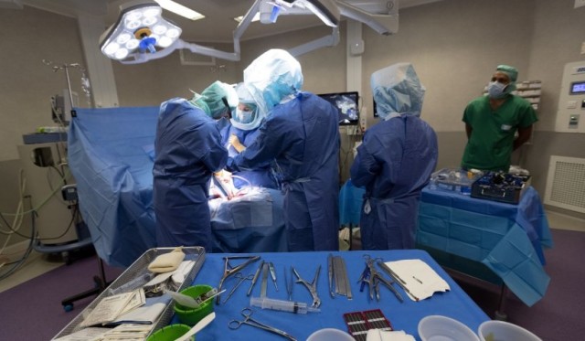 Un bărbat a ajuns de urgenţă la spital cu un lingou în abdomen