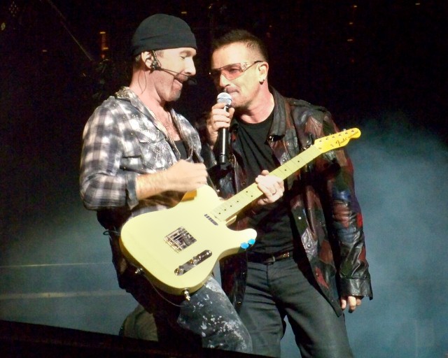 Bono şi The Edge de la U2 au cântat o versiune a melodiei 'Walk On' în sprijinul refugiaţilor ucraineni