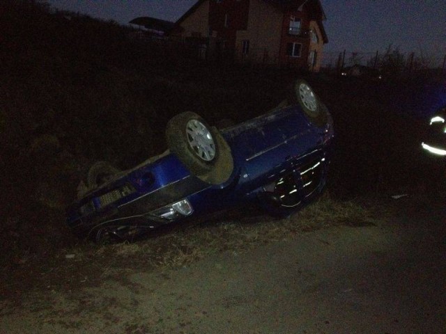 Beat mort la volan, a încercat să evite un câine și s-a răsturnat de 2 ori cu mașina