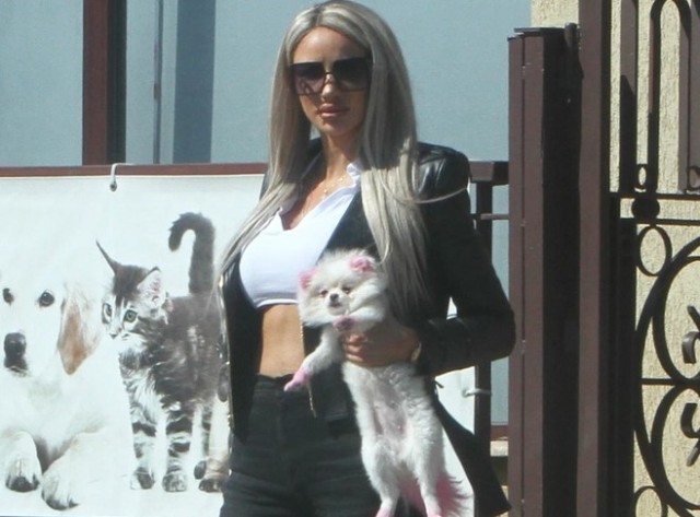 Bianca Drăgușanu și cățelul roz au tras toate privirile în Capitală. Imagini neretușate cu vedeta